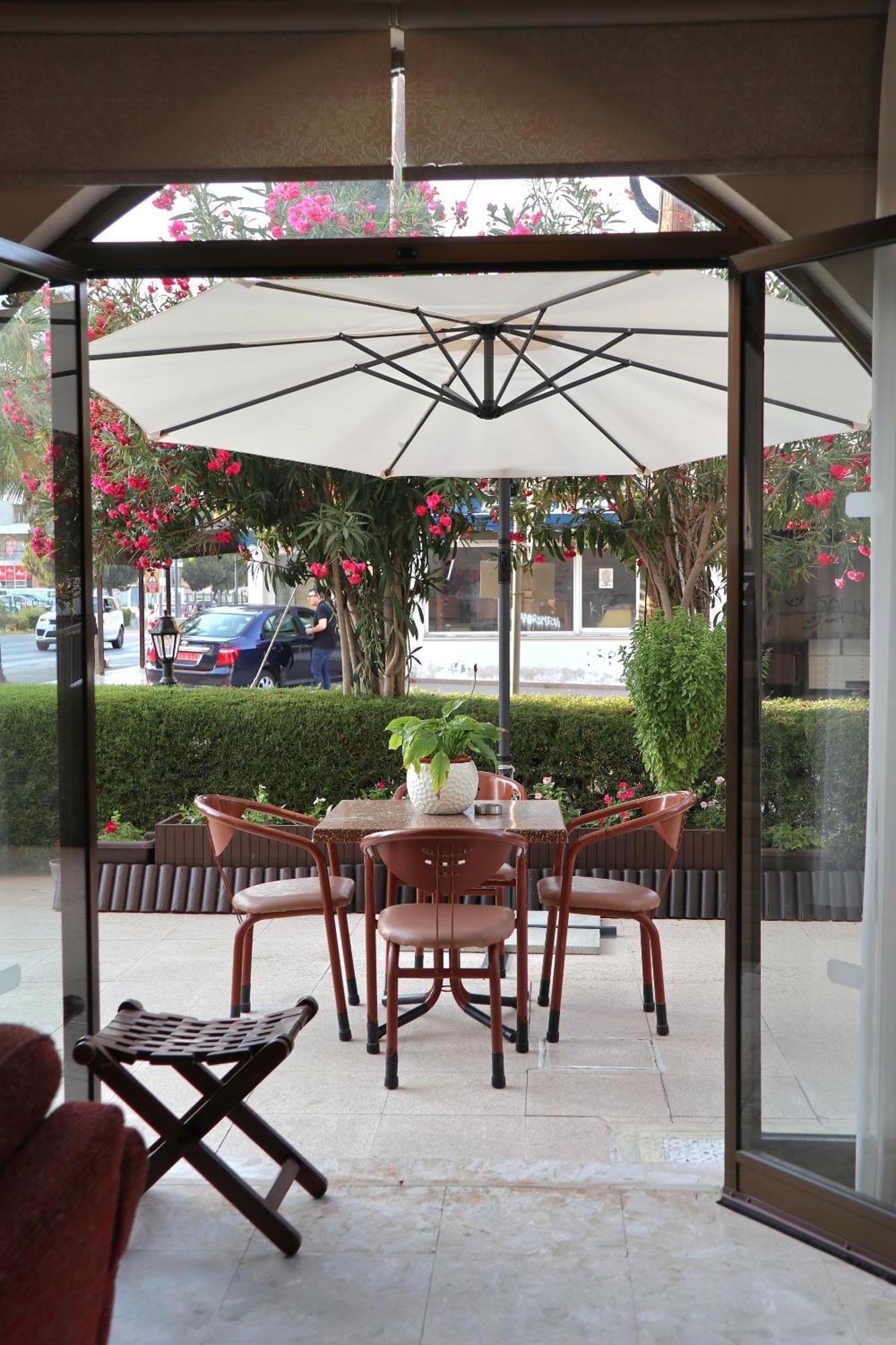Layiotis Hotel Larnaca Buitenkant foto